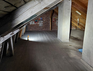 Zateplení stropu rodinného domu pomocí foukané izolace